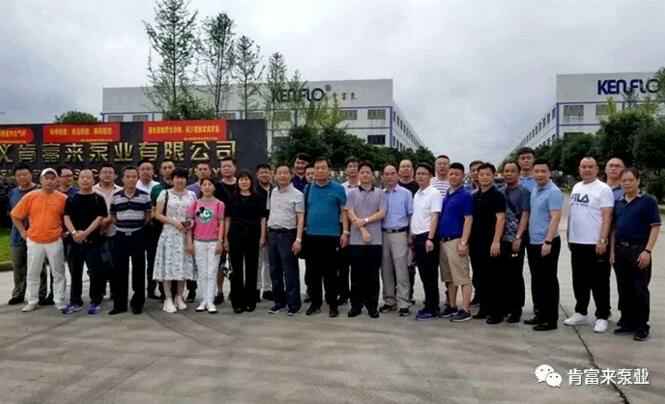 与会人员在遵义开云网页版·官方版在线登入 -开云(中国)有限公司大门口合影留念